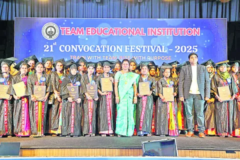 ఘనంగా స్నాతకోత్సవం