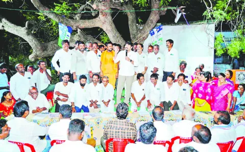 బినామీలకు కట్టబెట్టేందుకే ప్రైవేటీకరణ
