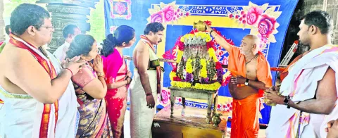 వేయిస్తంభాల గుడిలో నాగుల చవితి పూజలు