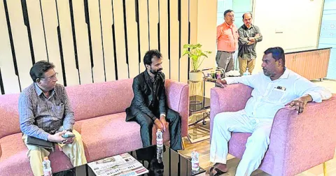 విద్యార్థికి మంత్రి పరామర్శ