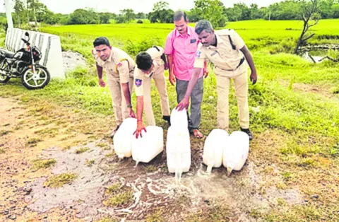 అక్రమ కల్లు దుకాణాలపై దాడులు