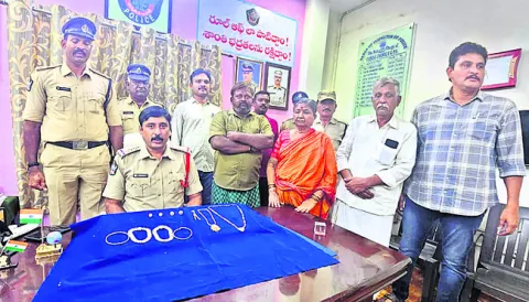 రూ.8 లక్షల విలువైన నగల బ్యాగు అప్పగింత