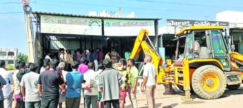 హోటల్‌ తొలగింపులో ఉద్రిక్తత 