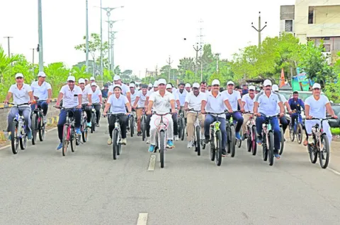 స్మరిస్తూ.. సైకిల్‌ ర్యాలీ