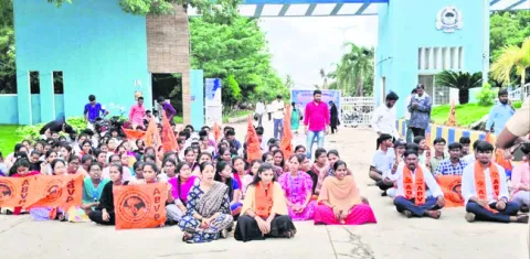 స్కాలర్షిప్ విడుదల చేయాలని నిరసన