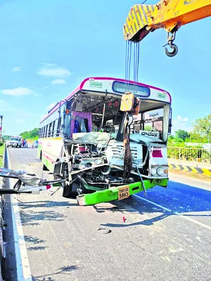 మిర్యాలగూడ డిపో బస్సుకు ఏపీలో ప్రమాదం