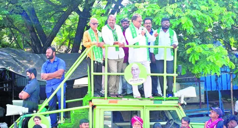యువత రాజకీయాల్లోకి రావాలి