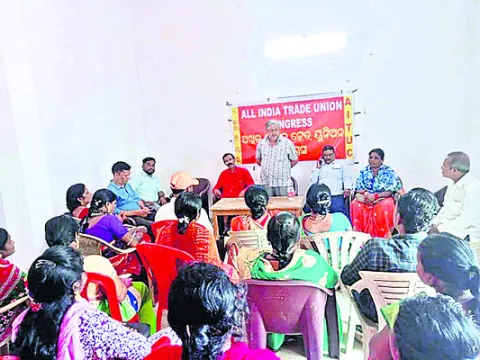 కార్మికుల హక్కులు కాల రాస్తున్నారు