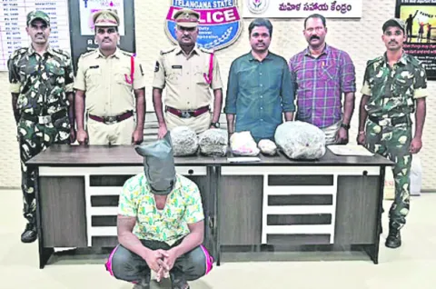 బైకును ఢీకొట్టిన కంటైనర్