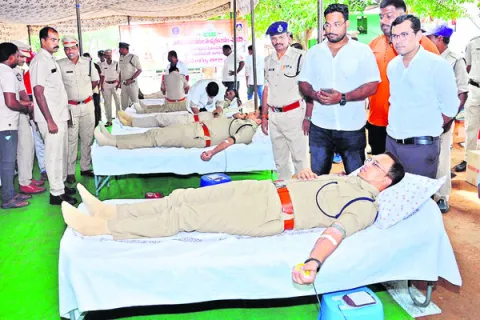 రక్షక భటులు.. రక్తదాతలైన వేళ!