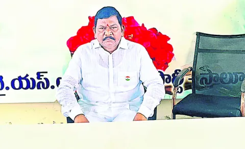 విద్యార్థుల మరణాలకు మంత్రి బాధ్యత వహించాలి