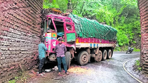 వంతెనను ఢీకొని లారీ డ్రైవర్‌ మృతి