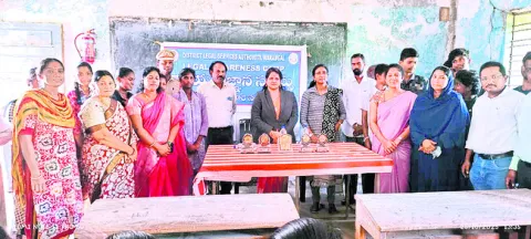 విద్యార్థులు వ్యసనాలకు దూరంగా ఉండాలి