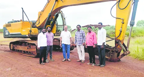 ఎర్రరాయి తవ్వకాలపై దాడులు