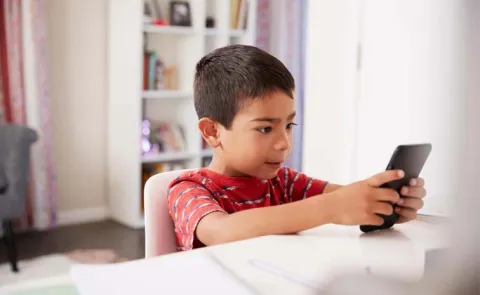 Parenting Tips: Smartphones arent safe for kids Heres why