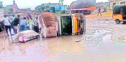 గుంతలు దాటలేక..