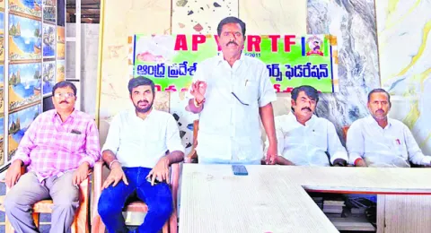 టీచర్లతో పెట్టుకోవద్దు బాబూ.. 