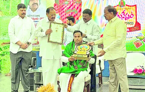 కేంద్రె బాలాజీకి   రైతునేస్తం అవార్డు
