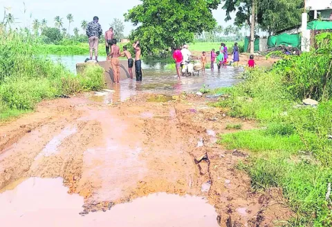 ముంచెత్తిన చిన కాపవరం డ్రెయిన్