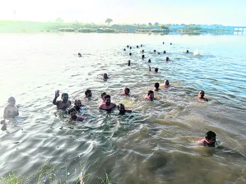 ఉత్సాహంగా సాగిన ఈత ర్యాలీ