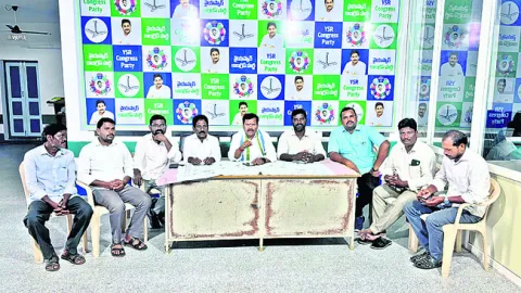 దళిత కుటుంబాలపై అక్రమ కేసులు అన్యాయం