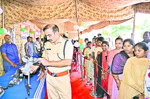 పోలీసు ఆయుధాలు.. పరికరాల ప్రదర్శన