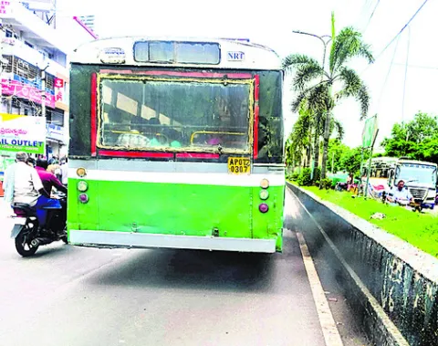 పొగ బట్టిన బస్సు ! 