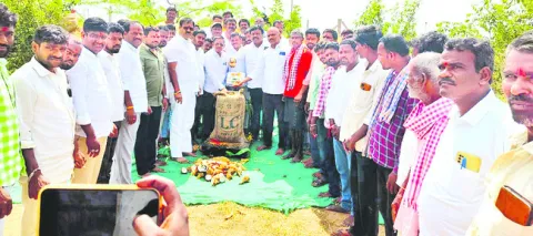 కొమురవెల్లిలో భక్తుల సందడి