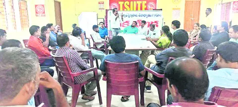 మోడల్స్కూల్స్ను విద్యాశాఖలో విలీనం చేయాలి