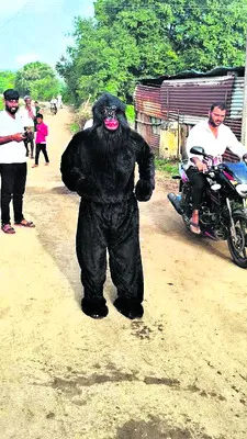 చింపాంజీ వేషం.. కోతులు పరార్‌ 