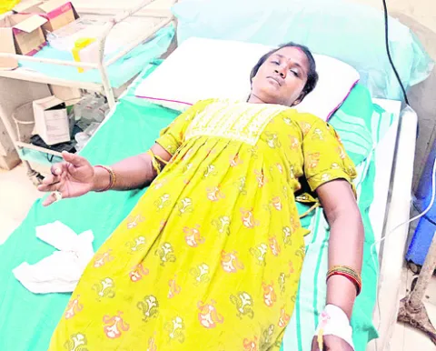 పాము కాటుకు గురైన భక్తురాలు 
