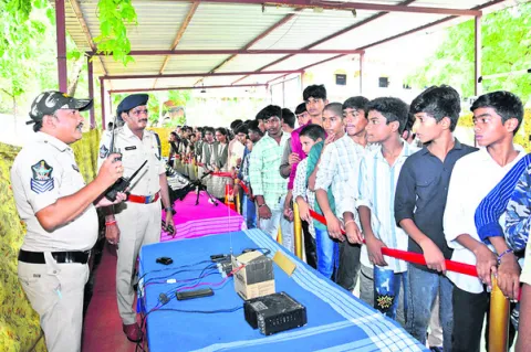 పోలీసుల విధులపై అవగాహన కార్యక్రమం