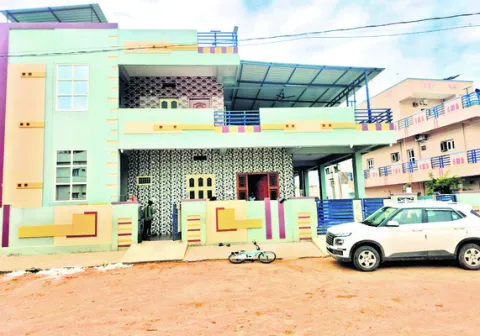 ప్రభుత్వ వేతనం.. ప్రైవేట్‌ పాఠం 