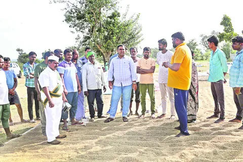 దళారులను నమ్మి మోసపోవద్దు