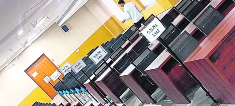 కిక్కు.. ఎవరికో లక్కు..