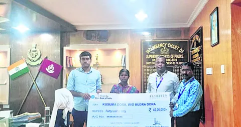 ప్రమాద బీమా అందజేత