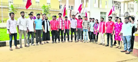 వైద్య కళాశాలలు ప్రైవేటీకరిస్తే ఊరుకోం
