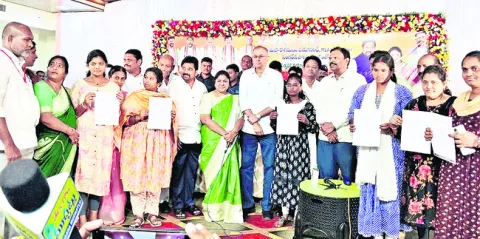 పరిశ్రమల ఏర్పాటుతో ఉద్యోగావకాశాలు