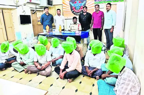 14 మంది జూదరుల అరెస్ట్‌ 