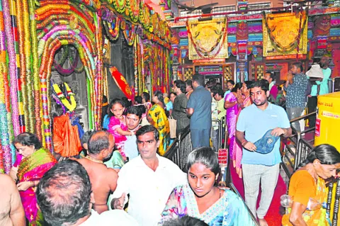 దుర్గమ్మ సన్నిధిలో క్యూలైన్లు కిటకిట 