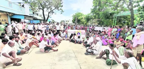 మృతదేహంతో రోడ్డుపై నిరసన
