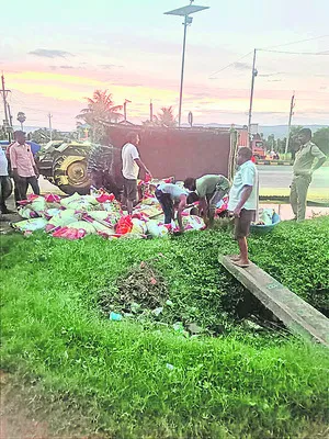 పులపర్తి కూడలి వద్ద ట్రాక్టర్ బోల్తా