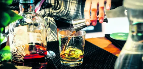 నేడు వైన్‌ షాపులకు లక్కీ డ్రా