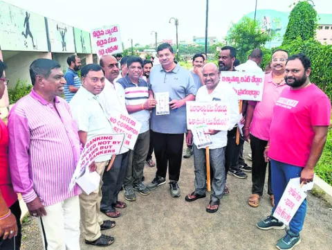 చేతిలో అంతర్గత పోరు!