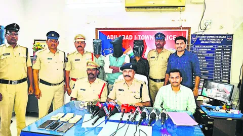 వలపువల విసిరి.. రూ.8లక్షలు దోచేసి