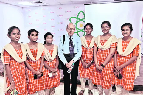 లైఫ్ సైన్స్ సింపోజియం పోటీల్లో ప్రథమ స్థానం