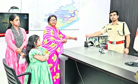 హోంగార్డు కుటుంబానికి రూ.3.98 లక్షల అందజేత