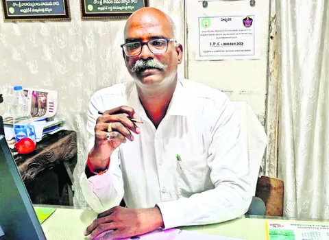 జిల్లా అంతటా సోమవారం ఉష్ణోగ్రతలు తగ్గాయి. ఆకాశం మేఘావృత