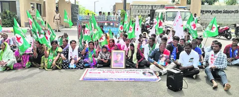 శ్రావణి కుటుంబానికి న్యాయం చేయాలి