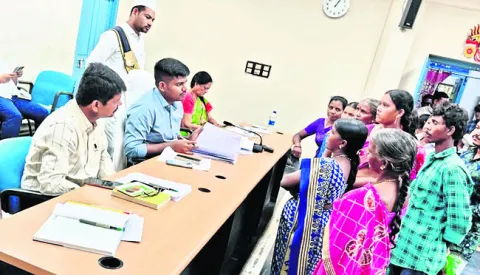 గిరిజనులకు ప్రభుత్వ పథకాలు అందిస్తాం